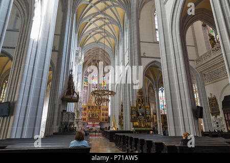 KOSICE, SLOWAKEI - 02 Oktober, 2017: Die Menschen besuchen Sie die Kathedrale von St. Elizabeth. Kosice ist die größte Stadt im Osten der Slowakei und in 2013 war der Europ Stockfoto