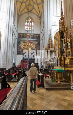 KOSICE, SLOWAKEI - 02 Oktober, 2017: Die Menschen besuchen Sie die Kathedrale von St. Elizabeth. Kosice ist die größte Stadt im Osten der Slowakei und in 2013 war der Europ Stockfoto