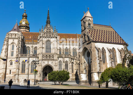 KOSICE, SLOWAKEI - OKTOBER 2, 2017: die Menschen vor St. Michael Kapelle und die Kathedrale von St. Elizabeth. Kosice ist die größte Stadt im Osten der Slowakischen Stockfoto