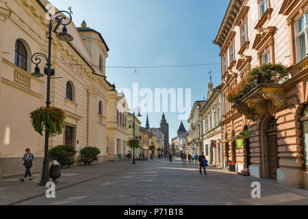 KOSICE, SLOWAKEI - 02 Oktober, 2017: die Menschen entlang der Mlynska Straße in der Altstadt mit der Evangelischen Kirche. Kosice ist die größte Stadt im östlichen Slovaki Stockfoto