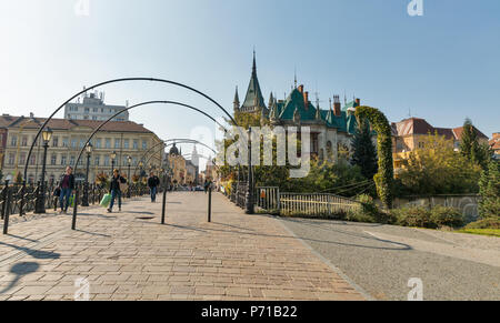 KOSICE, SLOWAKEI - 02 Oktober, 2017: die Menschen entlang der Brücke der Liebe oder Lasky mit Jakab Palace. Kosice ist die größte Stadt im Osten der Slowakei und ich Stockfoto