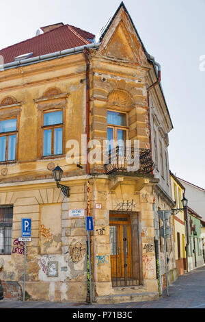 KOSICE, SLOWAKEI - Oktober 02, 2017: Altes Gebäude auf Bocna Gasse in der Altstadt. Kosice ist die größte Stadt im Osten der Slowakei und in 2013 war t Stockfoto