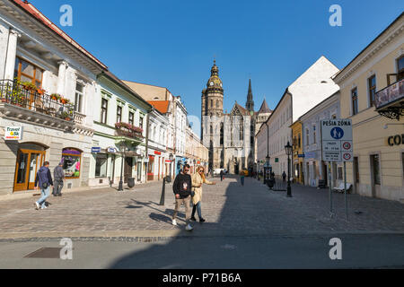 KOSICE, SLOWAKEI - 02 Oktober, 2017: die Menschen entlang der Alzbetina Straße in der Altstadt mit Dom St. Elisabeth. Die größte Stadt in der östlichen Slowakei Stockfoto