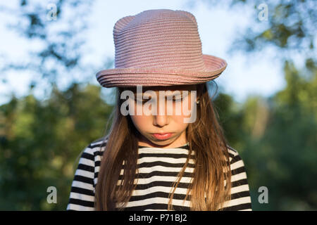 Traurig younf Mädchen. Frustriert Emotion. Groll und Zorn, Trauer und Ärger Konzept Stockfoto