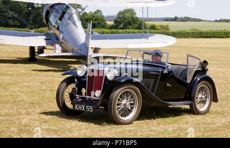 1939 MG Midget TA mit einem 1938 Gloster Gladiator Gloster Gladiator im Hintergrund Stockfoto