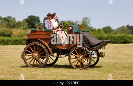 1901 Arrol-Johnston Hund Warenkorb Shuttleworth Fahrzeug Parade angetrieben wird Stockfoto