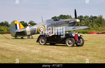 1939 MG TA Midget mit einer Hawker Sea Hurricane 1941 im Hintergrund Stockfoto