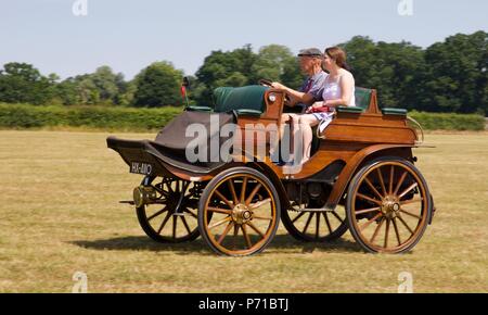 1901 Arrol-Johnston Hund Warenkorb Shuttleworth Fahrzeug Parade angetrieben wird Stockfoto