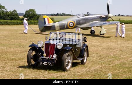 1939 MG TA Midget mit einer Hawker Sea Hurricane 1941 im Hintergrund Stockfoto