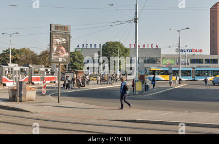 KOSICE, SLOWAKEI - Oktober 02, 2017: unbekannte Personen, die vor dem Bus Station entfernt. Kosice ist die größte Stadt im Osten der Slowakei und in 2013 wurde Stockfoto