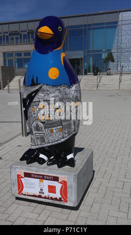 Pinguin Straße von Pamela Scott Teil von Maggies Penguin Parade Brechin Schottland Juli 2018 Stockfoto