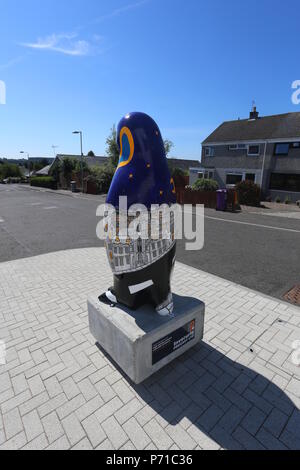 Pinguin Straße von Pamela Scott Teil von Maggies Penguin Parade Brechin Schottland Juli 2018 Stockfoto