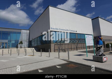 Pinguin Straße von Pamela Scott Teil von Maggies Penguin Parade Brechin Schottland Juli 2018 Stockfoto