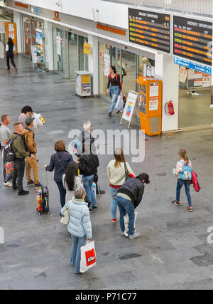 KOSICE, SLOWAKEI - Oktober 02, 2017: unbekannte Menschen besuchen Passagier Bahnhof im Inneren. Kosice ist die größte Stadt im Osten der Slowakei und in Stockfoto