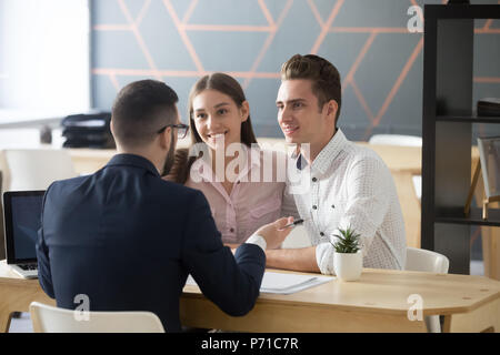Versicherung Beratung tausendjährigen Paar im Büro Stockfoto