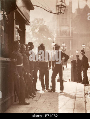 Von "Street Life" von London, 1877, von John Thompson und Adolphe Smith' Einziehen in London ist fast ausschließlich auf die Viertel, die sich zwischen den St. George's Barracks, der Trafalgar Square, Westminster Abbey. In ganz London Es ist bekannt, dass alle Informationen zum Dienst in der Armee in diesem Quartal gewonnen werden können, und die beabsichtigen, Rekruten Truppe auf diese Nachbarschaft in Shoals, konvergierende, als Höhepunkt ihrer Herpilgern, gegenüber der berühmten Public-Haus an der Ecke King Street und Bridge Street. Es ist unter der unangemessen und Pazifi k Stockfoto