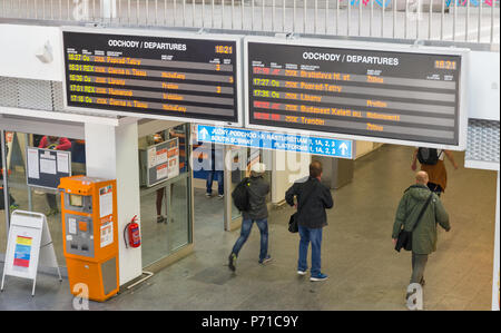 KOSICE, SLOWAKEI - Oktober 02, 2017: unbekannte Menschen besuchen Passagier Bahnhof im Inneren. Kosice ist die größte Stadt im Osten der Slowakei und in Stockfoto