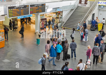 KOSICE, SLOWAKEI - Oktober 02, 2017: unbekannte Menschen besuchen Passagier Bahnhof im Inneren. Kosice ist die größte Stadt im Osten der Slowakei und in Stockfoto