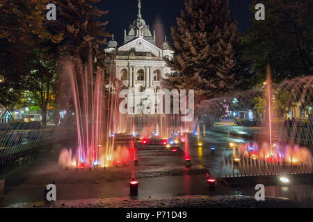 KOSICE, SLOWAKEI - Oktober 02, 2017: Singenden Fontäne und Staatsoper Theater bei Nacht in der Altstadt. Kosice ist die größte Stadt im Osten der Slowakei und Stockfoto