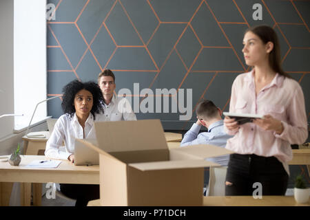 Weibliche Arbeitnehmer Verpackung persönliche Sachen nach Entlassung umgekippt Stockfoto