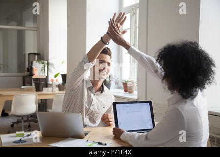 Gerne Kollegen hoch fünf mit hohen Ergebnissen zufrieden. Stockfoto