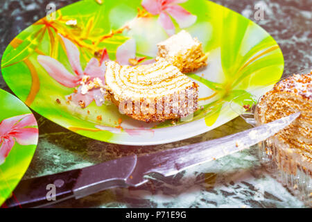 Eine halbe Kuchen auf dem Teller gegessen Stockfoto