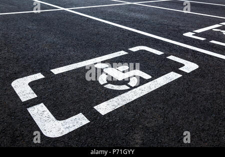 Parkplätze mit Rollstuhl Symbol und Markierungslinien auf Asphalt Stockfoto