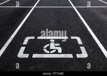 Parkplätze mit Behinderten Symbol und Markierungslinien auf Asphalt Stockfoto
