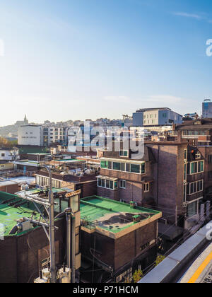 Seoul, Südkorea - Dezember 2017: Panoramablick auf Itaewon bei Sonnenaufgang Stockfoto
