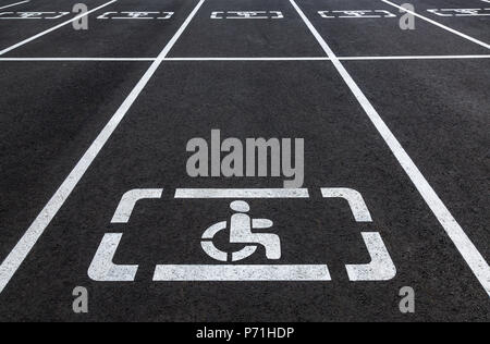 Parkplätze mit Behinderten Symbol und Markierungslinien auf Asphalt Stockfoto
