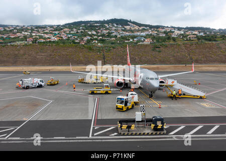 Ebene für Abflug am Flughafen Madeira vorbereitet Stockfoto