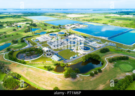 Moderne Abwasseraufbereitungsanlage im Stil einer Lagune in der Bradenton Florida Fl, wo normales Haushaltsabwasser aufbereitet, gefiltert und recycelt wird Stockfoto