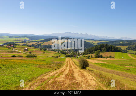 Schönen ländlichen Berglandschaft mit Tatra Berge im Hintergrund. Nationalpark Pieniny in Polen. Europa. Stockfoto