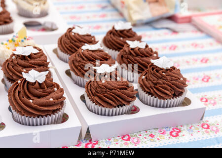 Hausgemachte Schokolade Cupcakes auf einem Marktstand Stockfoto