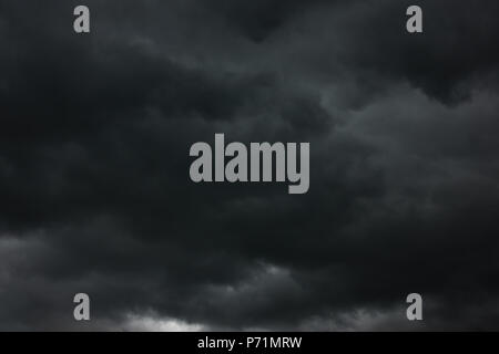 Dramatische Himmel mit schwarzen Wolken, können als Hintergrund verwendet werden Stockfoto