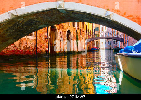 Alte kleine Brücken über den Kanal in Venedig, Italien Stockfoto