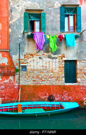 Altes haus von Canal in Venedig mit angelegten Holzboot, Italien Stockfoto
