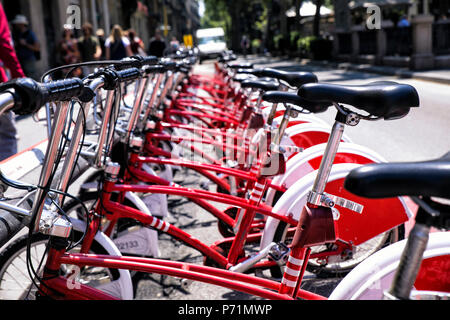 Fahrradverleih Zeile von Fahrrädern Park outdoor Stadt öffentlichen Einrichtung Stockfoto