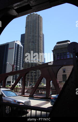 Zugbrücke in Chicago's malerische und moderne Downtown River Walk entlang der Chicago River und Wacker Drive. Stockfoto