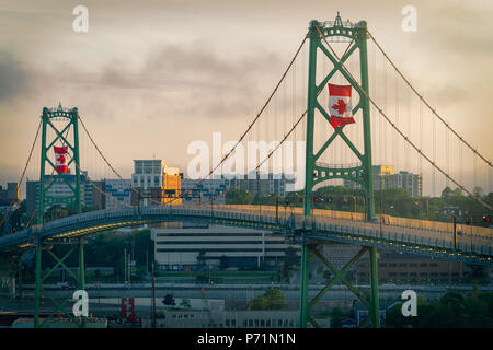 Die Angus L MacDonald Brücke bei Dämmerung auf Kanada Tag mit großen kanadischen Flaggen fliegen. Stockfoto