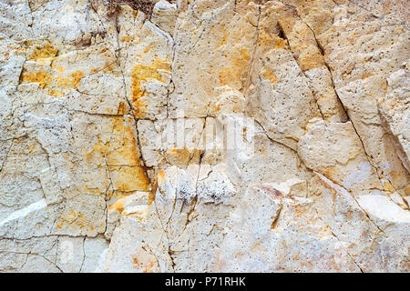 Weißer Stein Textur. Felsformation mit Risse und Unebenheiten. Berg der Burg San Juan. Spanisch Beach Resort im Sommer Blanes, Costa Brava, Stockfoto