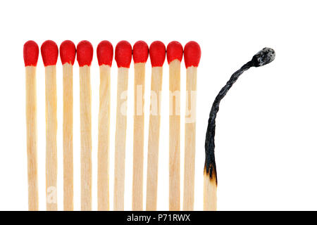 Holz passt zu einem Ausgebrannten auf weißem Hintergrund Stockfoto