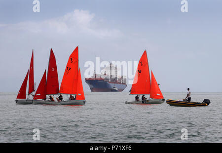 Bild von Tim Manschette vom 4. Februar 2018 - Die Harrier Hunter navigiert den Schnitt, das größte Schiff auf dem Port Nelson, Neuseeland eingeben Stockfoto