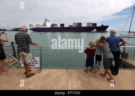 Bild von Tim Manschette vom 4. Februar 2018 - Die Harrier Hunter navigiert den Schnitt, das größte Schiff auf dem Port Nelson, Neuseeland eingeben Stockfoto