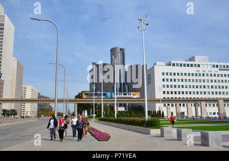 DETROIT, MI/USA - Oktober 21, 2017: Frauen laufen Sie entlang der Jefferson Avenue in der Nähe von Cobo Hall in Downtown Detroit, mit dem Renaissance Center in den hinterg Stockfoto