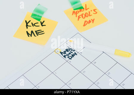 Der Kalender mit April Fools Day Schriftzug auf der grauen Fläche isoliert schließen, April Fools Day holiday Konzept Stockfoto