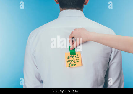 7/8 Schuß von Frau setzen Hinweis mit April Fools Day Schriftzug auf Männer zurück, April Fools Day Konzept Stockfoto