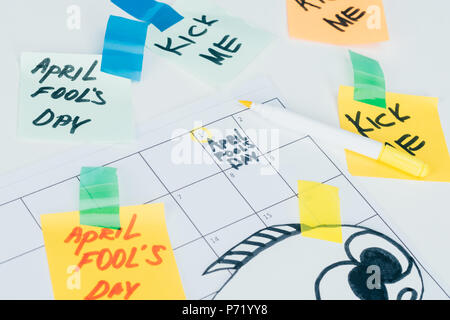 Der Kalender mit April Fools Day Schriftzug auf der grauen Fläche isoliert schließen, April Fools Day holiday Konzept Stockfoto