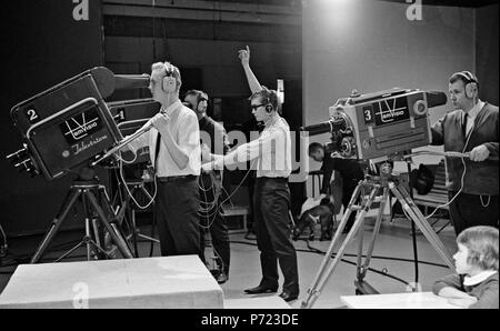 Tamvision der Bediener der Kamera Tuomo Kurikka und Kauno Peltola, Studio Director Raimo Mikkola und Kameramann Lasse Koskinen Film eine Fernsehsendung an Frenckell's Studio in Tampere. YLE Stockfoto