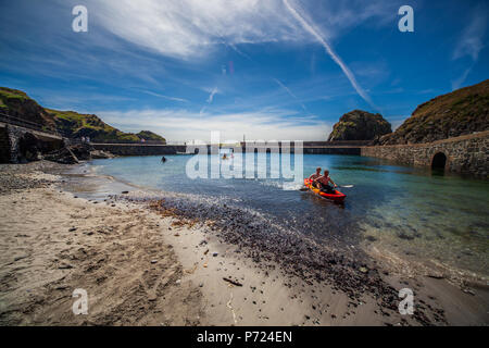 Anzeigen von Mullion Cove in Cornwall, Großbritannien Stockfoto